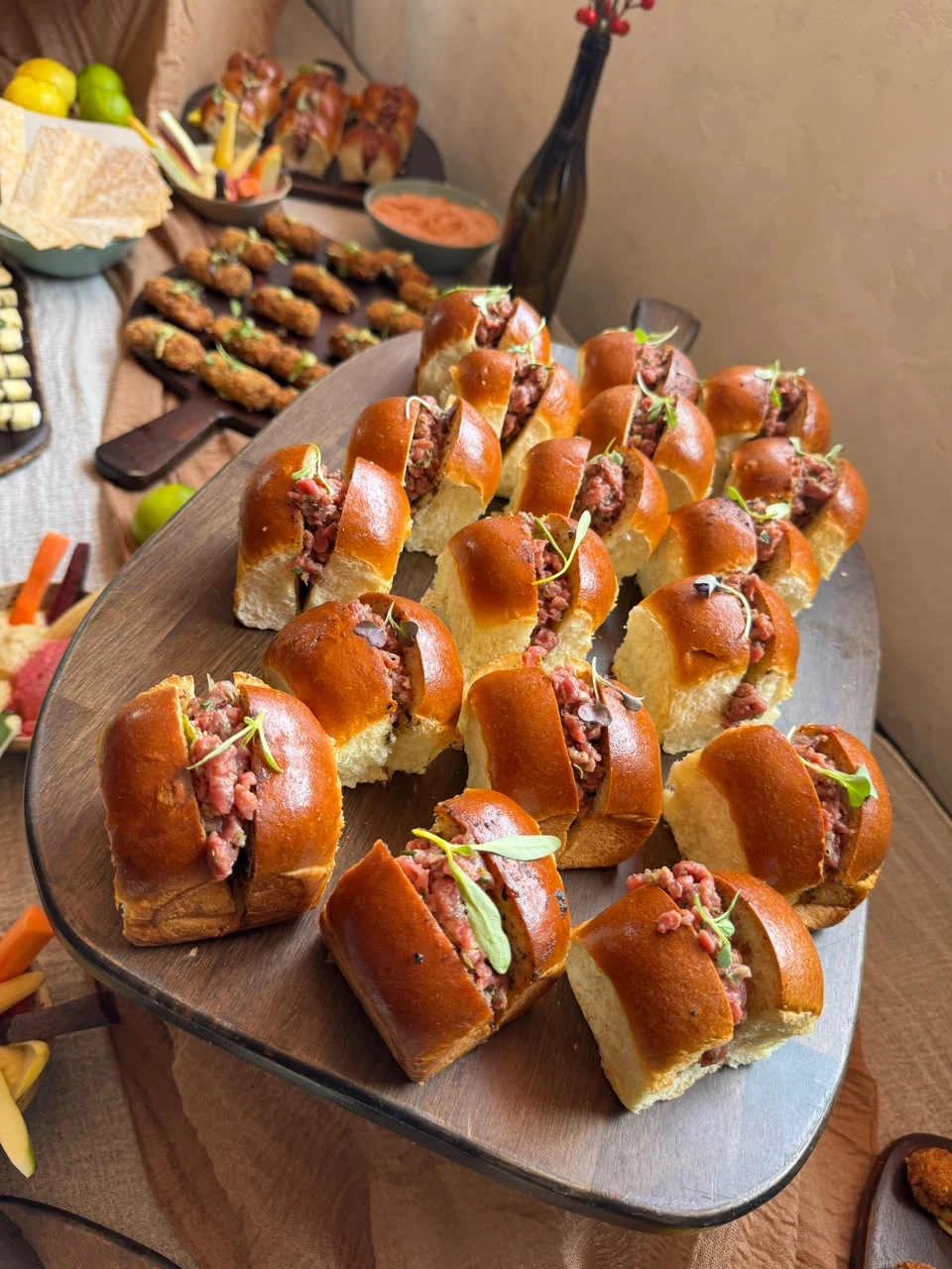 Brioches de Cuadro dispuestos sobre una bandeja de servicio