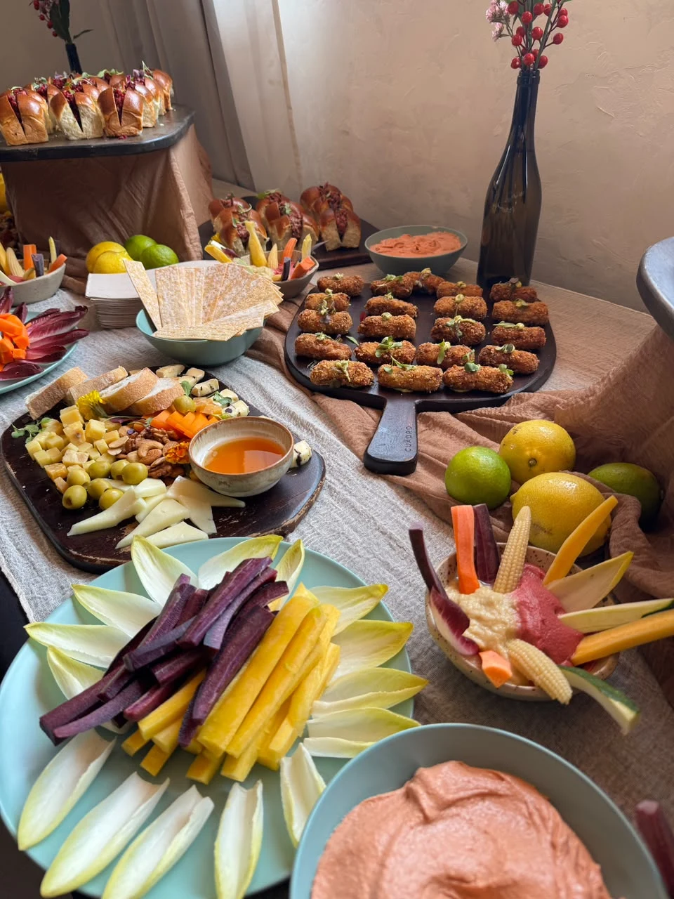 Montaje de buffet de Cuadro con bandejas, vegetales y bocados