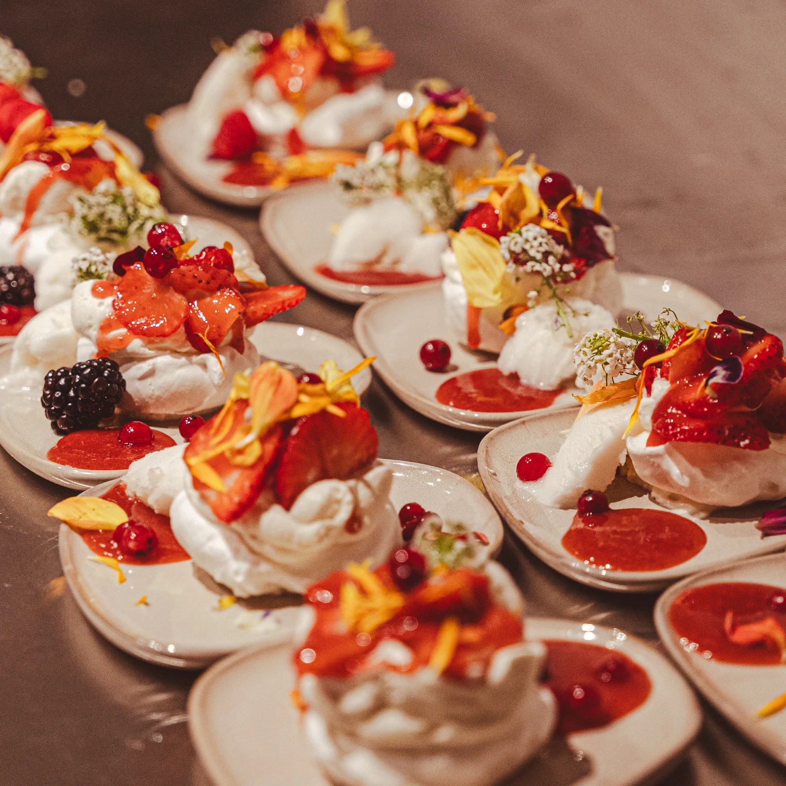 Postres individuales de Cuadro con frutos rojos y flores